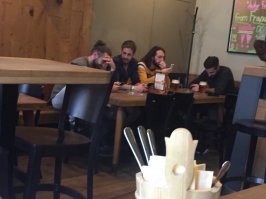 Прага, майские праздники, ресторан "Kozlovna" (кстати, советую).
Заседание бояр - волосатые и бородатые товарищи. Одинаковые.  Вообще. Можно отличить только по тату на руках.
Не нравятся такие прически и бороды...