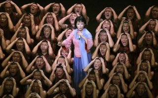 В списке должна быть Пинг Лиюань, леди Китая, первая из китайскийх на которую мир смотрит с интересом и уважением за свои собственные успехи и хороший стиль. Познакомилась с будующим мужем, партийным работником в провинциальном городе, будучи певицей, достигшей  известности, согласитесь это очень не просто в миллиардном Китае. А так, неоднозначная и стервозная