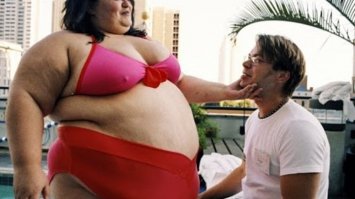 "Подвыпившая женщина устроила жаркие танцы на радость посетителей заведения."

После жарких танцев ОНА утащила домой самого радостного посетителя!