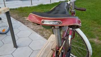 Шильдик на сидении.