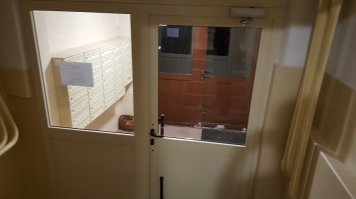 Был на майских в Варшаве. Побывал в гостях в домах в спальных районов. Дома 70 годов. Сфоткал подъезды. Они там такие все во всех абсолютно домах. 
А сами дома все отштукатурены и покрашены. 
И это не элитное жильё. А обычные рабочие спальные кварталы...