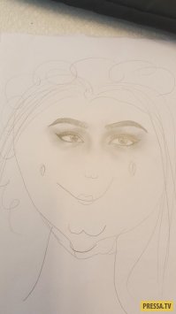 Ребенок закончил эскиз рисунка