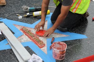 Ну не все отпечатки оставили. И что? Это же не премия, назначаемая советом из 500 "мужей".
А звезду вообще можно себе за деньги сделать. И стоит не так уж дорого для состоятельных "звезд" (вроде тыщ 20 енотов). Вот моя фота как звезду делают: