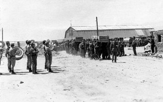 сколько таких рот было - не счесть. вот гвардейцы 4-й роты, погибшие
у кишлака Коньяк (провинция Кунар). май 1985-го.
а тут уже "Чёрный тюльпан" принимает на борт их тела. июнь 1985-го....