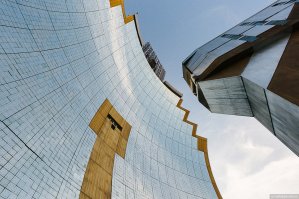 комплекс "Солнце". Эта безумная по своей затее инженерная конструкция расположена в Паркентском районе, в предгорьях Тянь-Шаня, около 45 км от Ташкента на высоте 1050 метров.

Строительство комплекса "Солнце" началось в далёком 1981 году. На данный момент в мире существует только два подобных сложнейших инженерных объекта: во Франции и у нас, в бывшем СССР. Инженерная разработка такого сооружения стоит совершенно безумных денег и была возможна только при Советском Союзе, зато эксплуатация получается практически бесплатной. На солнечной энергии в течение дня в печи может создаваться контролируемая температура значением до 3000 градусов Цельсия.

Основное параболическое зеркало размером 54 на 54 метра формирует сфокусированный луч диаметром 1.2 метра. В центре, за зеркальным полотном, расположено помещение исследовательского центра, откуда ведется наблюдение за процессом плавки металлов.