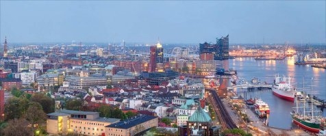 "Гамбург занимает первое место среди городов Европы по количеству мостов (по разным данным от 2300 до более 2500). В городе больше мостов чем в Венеции (400), Амстердаме (1200) и Лондоне вместе взятых"

Питер нервно курит в сторонке