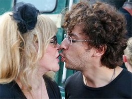 Старики, которые взяли в жёны молодых красавиц