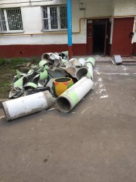 Вообще-то Капустин ( а именно, он автор) далее выложил фото около подъезда