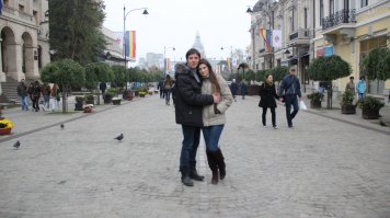 ХЗ, моя жена - мой попутчик. Она готова к долгим пешим переходам, может ночевать и в хостелах. Я знаю английский, она - французский. Сколько объездили вместе, всегда было круто и весело.