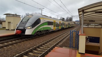 Прям во всех во всех. Все дома без исключения отделаны и отштукатурены. Раскрашены в разные цвета. И не только в Варшаве. Я и в Гданьске был, и в Кракове. В спальных районах всё сделано.

Поляки уезжают на заработки. В западной Европе, конечно лучше. Кто-то на ПМЖ уехал, но большинство ездят вахтовым методом. Но даже те кто уехал на ПМЖ, всё равно идентифицируют себя как поляки. На все праздники обязательно едут в Польшу и отмечают в семейном кругу.

Вообще, что у нас принято считать проблемой, на самом деле не является проблемой. А даже наоборот.
То же самое, что уезжают. Ну да, на заработки в более богатые страны. Но это нормально.

Или, например, что живут на дотации с ЕС. Да, ЕС очень помогает. Но а 10 лет в ЕС поляки всю страну отстроили и подвели всё под евростандарт. 
Уже построено или в процессе строительства множества магистралей. Автобаны не хуже чем в Германии. Я ехал домой от Варшавы в сторону Гродно. До Белостока сплошное строительство новой трассы. Строят развязки, путепроводы. Даже переходы для миграции животных. А это 200км. То же самое и с ЖД станциями. Любое пересечение с автодорогой сделано через эстакаду. Все ЖД станции отремонтированы. Даже в маленьких деревнях. Почти весь транспорт новый и современный. Выложу фото электрички. Ещё есть таки же, но двух этажные. Это не поезда, а именно электрички.

Развито сельское хозяйство и пищевое производство. Продукция высочейшего качества. От разннообразной колбасы ломятся прилавки и стоит она копейки.

Почти все поизводители открыли высокотехнологичные производства. В городе где я останавливался на 25000 жителей есть крупнейший в Европе завод LG.

Во всех деревнях асфальтированные улицы. (фото обычной польской деревни выложу ниже). Во многих даже тротуары из брусчатки. Множество частных фермерских хозяйств.
Село живёт. Детей много.

В общем, за время дотаций ЕС, Польша очень сильно преобразилась.  К окончанию финансирования Польша точно будет готова. 
Как и Литва, где я тоже был зимой. 

Так что не так всё страшно, как у нас тут рассказывают. Звиздеца там точно не будет...