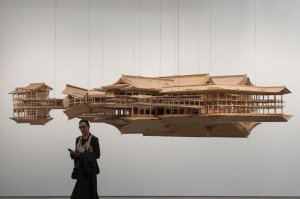 больше похоже на то, что дома как бы отражаются в воде, очень интересная композиция, и... и конечно проблемы лошади)