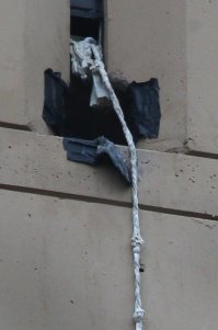 На фото видно раскуроченный оконный проем, вопрос - чем они его ковыряли?????????