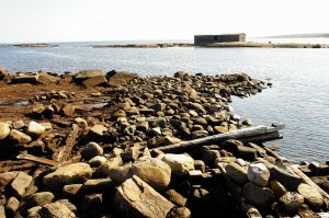 Красиво там, рекомендую побывать. Как раз на этом месте в г. Кемь снимали фильм "Остров" Лунгина. Добавлю свои фото.