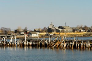 Красиво там, рекомендую побывать. Как раз на этом месте в г. Кемь снимали фильм "Остров" Лунгина. Добавлю свои фото.