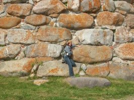 Бывала. Десять лет назад. Очень красивое, тихое место.
А какие там закаты! Мы жили в палатках, на поле, и нам храм был очень хорошо виден. Незабываемые ощущения!
Правда, к нам в палаточный лагерь (платный! Палаток очень много, туристов тьма) пришли по утру коровы... Одна даже умудрилась залезть в палатку (палатка такого типа, в которой можно стоять, большая).
Ну и в первый день решили сходить в кафе... Все понимаю, остров.. Но цены и отвратительный сервис разочаровали. Хотя, поход же.