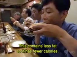 Японские ученые предложили свежее решение продовольственной проблемы растущего населения Земного шара - они изобрели способ синтезировать мясо из человеческих нечистот, пишет издание Digital Trends.

Изобретателем прогрессивного способа переключения человека на замкнутый цикл стал Мицуюки Икеда, исследователь из лаборатории Окаяма. К нему обратилось предприятие, обслуживающее канализацию Токио, с просьбой разобраться, нельзя ли найти какое-то применение гигантским массам осадков, которые приходится выгребать из труб, собирающих отходы многомиллионной японской столицы.
Исследовав накапливаемый канализацией ил, Икеда нашел в нем высокое содержание бактерий, перерабатывающих нечистоты в протеины. Выделив белки и добавив к ним усилитель реакции, ученые получили искомый результат.

В "мясе" содержится 63% белков, 25% углеводов, 3% жиров и 9% минералов. Для лучшего сходства с настоящим мясом к продукту добавляют натуральный красный краситель, а также усилитель вкуса на основе сои. Первые добровольцы, рискнувшие попробовать результат работы ученых, утверждают, что по вкусу продукт действительно напоминает мясо.

Найденный японцами способ решения продовольственной проблемы имеет определенные преимущества, отмечает сайт Inhabitat: ведь сейчас 18% выбросов, создающих парниковый эффект, приходятся на долю мясной промышленности. Кроме того, скотоводство потребляет слишком много ценных ресурсов, а также дает общественности повод порассуждать о жестокости к животным.

Шитбургеры, как их уже условно прозвали японцы, способны разрешить все эти проблемы. К тому же они содержат меньше калорий, чем привычные гамбургеры. Но пока на вопрос, заданный сайтом Inhabitat, о готовности отведать шитбургеров большинство читателей отвечает отрицательно.

Профессор Икеда понимает природу этого психологического барьера: ведь действительно искусственное мясо синтезировано буквально из нечистот. Но ученые все-таки не теряют надежды, что со временем у шитбургеров найдется достаточно покупателей, который поймут все преимущества такого безотходного производства. В случае массового распространения продукта стоить он будет столько же, сколько сейчас - гамбургеры из натурального мяса. Пока же, учитывая расходы на научно-исследовательскую работу, они обходятся в 10-20 дороже традиционной продукции.

Это не первая попытка переключить человека на замкнутый цикл. Например, космонавты на Международной космической станции с удовольствием пьют воду, синтезированную из их пота, влаги, конденсируемой в результате дыхания, а также мочи.