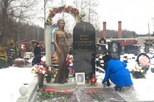 Надо было деньги тратить на лечение, а не на уродливые надгробия