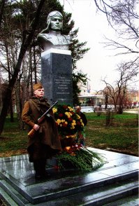 А это памятник в нашем городе.