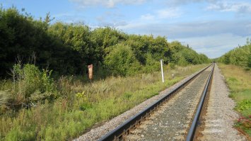 Станция,рядом с моей деревней.Точнее,то что от неё осталось.На фотке-здание вокзала.Лет 25 назад это все работало,на путях стоял семафор,в здании вокзала работал магазин,а в зале ожидания стояла здоровенная печь.На платформе дежурный, с диском в руке, показывала прибытие и отправление составов.Три железнодорожных линии,из которых две убрали.На другой фотке место отправления поезда.Сохранилась только табличка.А на месте густой растительности,на заднем плане,был поселок при станции.На данный момент,не осталось ни одного дома,кроме разрушенного вокзала.