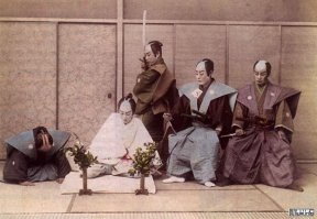 " Так, раны нанесенные своей рукой непроизвольно будут иметь поверхностный характер и не требуют особых умений при оказании первой помощи."

Ага, там вон специалист по неотложке сзади стоит.