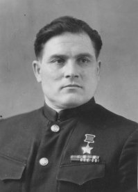 Маресьев - легендарный человек! Есть в истории нашей страны не менее значительный подвиг летчика Девятаева. О нем написана книга "Полет к солнцу". Всем интересующимся этой темой очень рекомендую.