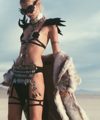 фотки с фестиваля  Burning Man, проходящего ежегодно в пустыне Блэк-Рок (Невада, США. фестиваль стимпанка и апокалиптики,невь.ебенных странных скульптур и еще хрен знает чего...но походу все счастливы и в сопли накурены....спи.жжено с просторов интернета;)