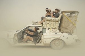 фотки с фестиваля  Burning Man, проходящего ежегодно в пустыне Блэк-Рок (Невада, США. фестиваль стимпанка и апокалиптики,невь.ебенных странных скульптур и еще хрен знает чего...но походу все счастливы и в сопли накурены....спи.жжено с просторов интернета;)