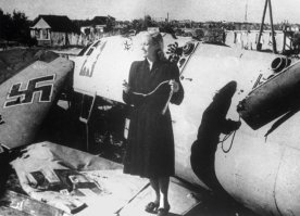 Народная артистка СССР Любовь Орлова выступает перед советскими воинами на крыле сбитого фашистского самолета.