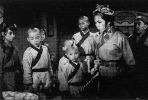 Кадр из фильма "Семь маленьких тигров - 2" (другое название - 18 дротиков 2) Сможете найти здесь Саммо Хунга, Джекки Чана и Юань Бяо. 1966 год...