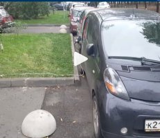 я думаю, что в салоне розетка удлинителя.
если присмотреться, то видно что в окно входит белый провод, а выходит черный