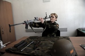 Автор,поясни,что на этом фото не так?как ещё предлагаешь осматривать канал ствола при чистке...