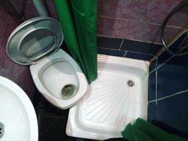 Не вставая с толчка, можно помыть и ноги, и руки. Гениально!