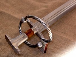 Раз всё в кучу свалили, вставлю свои три гроттена. Двуручный меч (нем. Zweihänder (инф.) или нем. Bidenhänder или нем. Bihänder)   меч ландскнехтов на двойном жаловании (доппельсолднеров), имевший специфическую двойную гарду, в которой малая гарда, называвшаяся  кабаньими клыками , отделяла незаточенную часть клинка (рикассо) от заточенной.

Незаточенная часть клинка, называвшаяся сильной, обычно была самой толстой и прочной частью клинка, которую использовали для постановки блоков без боязни повредить клинок (не опасаясь зазубрин на лезвии), за эту же часть клинка нередко брались второй рукой для усиления удара за счёт увеличения рычага, в связи с чем и существовала малая гарда, при этом часть клинка между гардами порой для удобства дополнительно обматывали кожей.

Как и другое тяжелое длинное вооружение (пика, алебарда), двуручный меч часто носился ландскнехтами в паре с кацбальгером ( кошкодёром )   коротким мечом для ближнего боя. Двойное жалование его владельцу платилось не только за мастерство в фехтовании, но и за то, что его владелец должен был, рискуя жизнью, в бою рубить им пики противника. Нередко перед боем происходил поединок на двуручниках лучших фехтовальщиков воюющих сторон.

В настоящее время существуют противоположные версии насчёт того, в каких ситуациях им рубили пики:

по одной версии это происходило до того, как противники сошлись (критика: мечника просто быстро убили бы из аркебузы);
по другой версии   после того как воюющие стороны упёрлись пиками друг в друга (критика: заодно срубались бы и свои пики).
Также имеется предположение, что двуручные мечи вообще не использовались для рубки пик и им подобного оружия, а основной целью бойца с двуручником был вражеский всадник.

Есть мнение, что перерубать пики сложно, малоэффективно и просто опасно (по замаху на пику, с негарантированным результатом, да ещё в тесноте ближнего боя), и это позднейший миф-заблуждение. Мечом, как рычагом, не перерубали, а сдвигали пики, образуя проходы и разрушая строй врага.

Катцбальгер (нем. Katzbalger   кошкодёр), он же Ландскнета (нем. Landsknechtsschwert)   короткий ландскнехтский меч для  кошачьих свалок  (ближнего боя) с широким клинком и сложной гардой в форме восьмерки. Также известен, как ландскнетта ( оружие ландскнехта ). При общей длине от 70 до 85 сантиметров вес кацбальгера колеблется от 1,5 до 1,8 килограммов. Отдельные образцы имеют большие или меньшие габариты и вес, с сохранением других отличительных особенностей и попадают под классификацию от кинжала до полуторного меча. Широкий, обоюдоострый меч с слабо выраженным сужением к острию, отличается характерной большой гардой в форме буквы S, рукоятка короткая металлическая. Меч носили в кожаных или металлических ножнах, подвешивая к поясному ремню в горизонтальном положении. Использовался ландскнехтами в качестве вспомогательного вооружения к пике, алебарде, аркебузе, носился также офицерами и артиллеристами, в силу короткой длины был достаточно удобен для ношения и использования в плотном пехотном строю.

Существует расхожее мнение, что меч  кацбальгер  получил своё название оттого, что на его ножны использовались шкуры рыжих котов или из кошачьего меха (от нем. Katze   кошка). Утверждается[кем?], что у таких ножен из кошачьего меха якобы не было наконечника, чтобы можно было фехтовать, не обнажая меча. Такое объяснение названия все же маловероятно. Изобразительные источники ясно подтверждают, что кацбальгер носили в обычных ножнах. Скорее всего, название меча происходит от старинного выражения, обозначавшего потасовку (katzbalgen   драться), то есть wie-die-Katzen-balgen (драться, как кошки). По этой же причине  кацбальгер  называют не только  кошкодером , но и  потасовщиком .

MAS 38 (Manufacture d'Armes de Saint-Etienne)   французский пистолет-пулемёт периода Второй мировой войны.

История

MAS 38 выпускался в начале войны, когда Франция уже была частично оккупирована. Во время германской оккупации завод бездействовал, но MAS-38 использовался в ограниченных количествах некоторыми частями вермахта, под индексом MP.722(f) . В конце 1940-х и начале 1950-х это оружие наравне с пистолетами-пулемётами Томпсона применялось французскими войсками в Индокитайской войне. Некоторые трофейные образцы MAS 38 были переделаны вьетнамскими партизанами под более привычный патрон 7,62 25 мм ТТ. В самой же Франции он был позднее заменён на более совершенный MAT-49.

Однако следует отметить, что оружие отличалось высоким качеством изготовления, будучи как и многие образцы ПП времён 30-х годов изготовлено методом фрезерования вместо гораздо более технологичной штамповки. Это привело к сравнительно высокой себестоимости для оружия с низкой эффективностью патрона и невысокой дальнобойностью. В результате этого оружие не производилось в значительных количествах. До поражения Франции в 1940 году было изготовлено менее 2000 штук. После окончания Второй мировой войны, оружейный завод в Сент-Этьене, продолжил выпуск MAS-38 вплоть до 1949 года.

Конструкция

Пистолет-пулемёт MAS-38 построен на основе автоматики со свободным затвором, стрельба ведётся с открытого затвора и только автоматическим огнём. Рукоятка взведения затвора расположена справа.

Из недостатков этого оружия можно указать отсутствие защитного кожуха ствола и маломощность патрона 7,65x20 мм(по сравнению с которым пистолетные патроны 7,62 25 мм ТТ советских ПП или 9 мм немецких имели на 50 % большую мощность, что для военных действий имело большое значение), но его большой приклад можно было успешно использовать в рукопашной.

ПП MAS-38 был довольно компактным оружием (623 мм по сравнению с ППШ (843 мм) или МП38/40 (833мм с разложенным прикладом), то есть по размеру этот ПП был меньше чем очень популярный (из за своей компактности) ПП Узи (650 мм)). Эта компактность была достигнута путём размещения трубки с пружиной для шептала в прикладе, наподобие пулемета МГ-34, однако не желая поднимать прицельные приспособления на уровень глаза стрелка, как было позже сделано например в американском М-16, конструкторы просто поставили затвор с пружиной под углом к стволу, что придало этому автомату необычный  гнутый  вид. Кроме того, при откате затвора создаётся повышенное сопротивление трения, позволяющее уменьшить скорострельность ПП до приемлемых 600 700 В/М при сравнительно лёгком затворе. Аналогичный способ замедления скорострельности также используется в финском ПП Jati-Matic / GG-95 PDW. Такое необычное инженерное решение по всей видимости не уменьшило надёжность оружия.