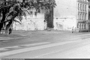 Да ладно, вот за полминуты нашёл подобное. На паствью таких снимков массы:

1987 год