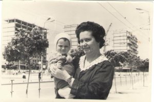 как то депрессивно.. в 80-ом я жил в Кишинёве, столица поменьше, намного... но виды совсем другие... автору налейте, путь тоска улетучится... вот фото меня 1973 год Кишинёв Московский проспект.. кто вырос из этого мальчика, пусть останется тайной...