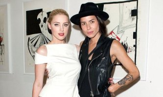 "Через несколько дней после смерти матери 53-летнего актера пара подала на развод."

И не на пустом месте, там целая эпопея. Херд подала на развод и в суд за компенсаций, мол  - Депп часто напивался и ее избивал, лалала.  В первом слушании суд  отказал  ей в алиментах в размере 50 000 долларов, но временно запретил Деппу приближаться к ней ближе чем на 90м. И да, до брака с Деппом, Хёрд была жената на какой-то тетке-фотографе. 

пс.: Депп был женат на Ванессе Паради 10 лет, и там почему то никакого домашнего насилия никогда  не фигурировало, + Внесса выступала на суде в защиту бывшего мужа...Зря он повелся на молодое тело без моральных принципов(.