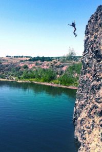 Если на других картинках есть шанс, то на этой фотке явно спиной об скалу ё*нется