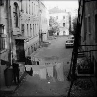 такое всё чистое и тёплое,несмотря на зиму.
Где твои семнадцать лет ?
-На Большом Каретном!
Где твои семнадцать бед?
- На Большом Каретном. 
А где твой черный пистолет?
- На Большом Каретном. 
А где тебя сегодня нет?
- На Большом Каретном.
Помнишь ли, товарищ, 
этот дом?
нет, не забываешь
ты о нем! 
Я скажу, что тот полжизни потерял,
кто в Большом Каретном 
не бывал! - еще бы! ведь -

Где твои семнадцать лет ?
-На Большом Каретном!
Где твои семнадцать бед?
- На Большом Каретном. 
А где твой черный пистолет?
- На Большом Каретном. 
А где тебя сегодня нет?
- На Большом Каретном. 

Переименован он теперь 
стало все по новой там, - верь не верь,
и все же где б ты ни был 
где ты не бредешь, -
нет нет 
да по Каретному пройдешь, 
еще бы ! -ведь