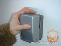 Эх, школота
Именно пробить. 
Покупали вот такие талончики на проезд

И пробивали их в таких вот компостерах: