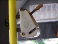 Эх, школота
Именно пробить. 
Покупали вот такие талончики на проезд

И пробивали их в таких вот компостерах: