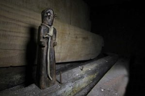 Так они, походу, гвозди вынули и веревку сняли, вот и понеслась веселуха, фильмы то никто несмотрит чтоли!?