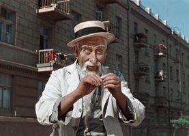 Десятки мотогонщиков по загадочной причине вылетели с трассы на повороте