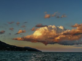 Моё личное фото подобного объекта над Аю Дагом...вон даже ложноЩупальце выпустило из десантного отсека...Жаль фото с рук и в качающемся катере...А так было аж жутковато..