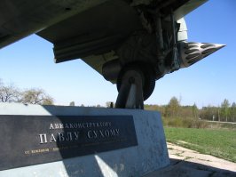 Беларусь. г. Глубокое.  Здесь, в городе Глубокое Дисненского уезда Виленской губернии 22 июля 1895 года родился  Павел Сухой, в семье учителя народной школы. Самолет-памятник установленный в память о земляке.
Су-17   советский истребитель-бомбардировщик, разработанный в первой половине 1960-х годов. Первый советский самолёт с крылом изменяемой стреловидности.