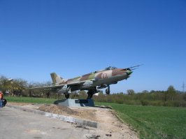 Беларусь. г. Глубокое.  Здесь, в городе Глубокое Дисненского уезда Виленской губернии 22 июля 1895 года родился  Павел Сухой, в семье учителя народной школы. Самолет-памятник установленный в память о земляке.
Су-17   советский истребитель-бомбардировщик, разработанный в первой половине 1960-х годов. Первый советский самолёт с крылом изменяемой стреловидности.