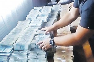 На фото чувак, у которого несколько лет назад в бочках в гараже нашли 140 миллионов рублей тысячными купюрами (80 кг)...
Но не он сам столько наворовал, а его папаша, чиновник воронежской администрации (сидит уже).

Кому интересно подробнее:


Кстати, этот господин с семьей позже подал в суд на государство, чтобы вернули эти "честно заработанные" назад. Вот вернули ли, не слышал. После Васильевой не удивлюсь если да.