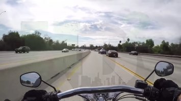 Камри спокойно перестроилась на другую полосу, никаких резких манёвров не совершала, между машиной и мотоциклом расстояния просто море... Если не ехать, обгоняя всех, как мудак.