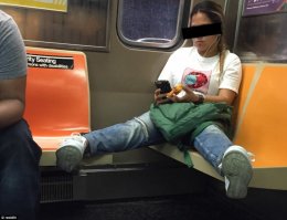 Женщины решились занимать больше места