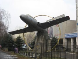 В Донецке есть несколько памятников, посвященных выпускникам ОСОАВИАХИМ - ДОСААФ - ОСОУ. Один из таких памятников установлен в память о летчиках-героях Донецкого авиационно-спортивного клуба. Расположен он в Калининском районе возле здания бывшего ДОСААФ и представляет собой самолет L-29, установленный на постаменте. Памятник был установлен в 2001м году.

L-29Производился в Чехии. Разработчик   КБ "Aero Vodochny".
Первый полет - 5 апреля 1959. В 1961 году Л-29 победил в тендере учебных самолетов для ВВС СССР и стран Варшавского договора. С 1963 года начались поставки в СССР. За годы серийного производства в Чехословакии с 1961 по 1973 год было выпущено более 3500 самолетов L-29 (из них в СССР поставлено около 3000), что превзошло выпуск наиболее распространенных в мире самолетов этого класса. Л-29 использовался почти во всех авиационных училищах Советского Союза.