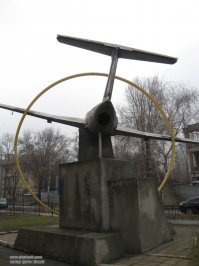 В Донецке есть несколько памятников, посвященных выпускникам ОСОАВИАХИМ - ДОСААФ - ОСОУ. Один из таких памятников установлен в память о летчиках-героях Донецкого авиационно-спортивного клуба. Расположен он в Калининском районе возле здания бывшего ДОСААФ и представляет собой самолет L-29, установленный на постаменте. Памятник был установлен в 2001м году.

L-29Производился в Чехии. Разработчик   КБ "Aero Vodochny".
Первый полет - 5 апреля 1959. В 1961 году Л-29 победил в тендере учебных самолетов для ВВС СССР и стран Варшавского договора. С 1963 года начались поставки в СССР. За годы серийного производства в Чехословакии с 1961 по 1973 год было выпущено более 3500 самолетов L-29 (из них в СССР поставлено около 3000), что превзошло выпуск наиболее распространенных в мире самолетов этого класса. Л-29 использовался почти во всех авиационных училищах Советского Союза.